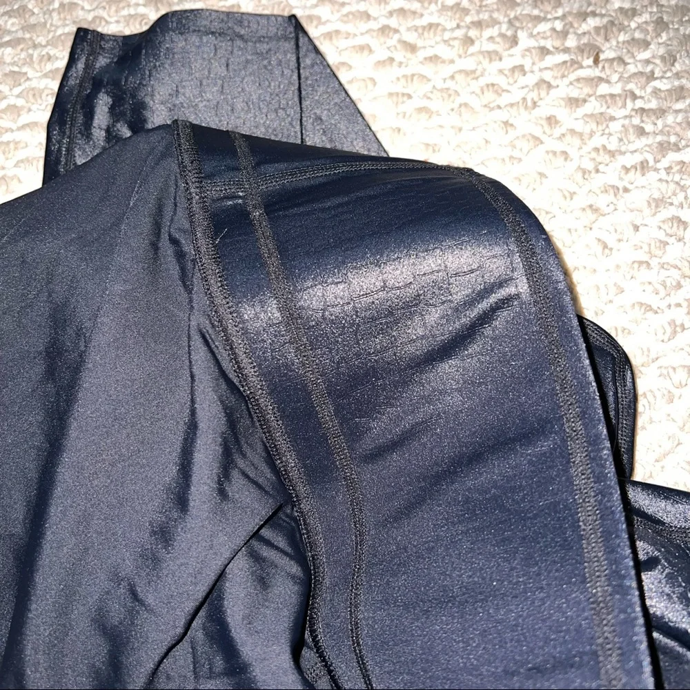 CARBON38 High Rise Full-length Legging in
Crocodile Takara Shine SIZE: Large - Picture 7 of 11